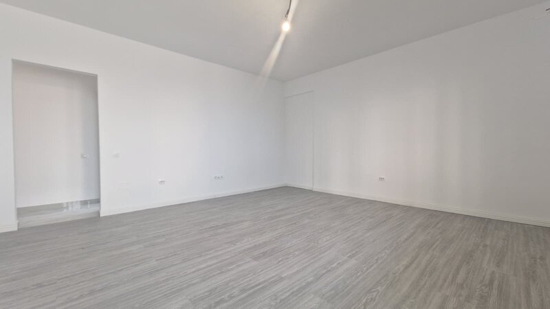 Metrou Pacii, 2 camere cu gradina de 150 mp,  comision 0%.