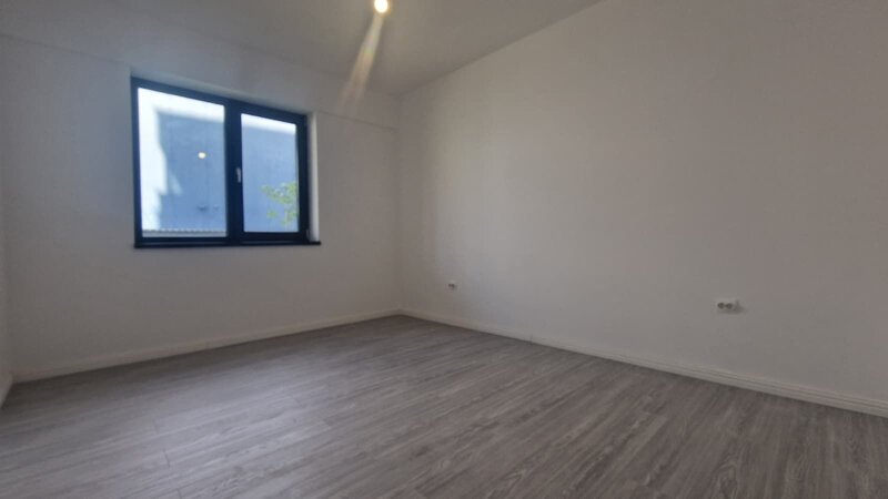 Metrou Pacii, 2 camere cu gradina de 150 mp,  comision 0%.